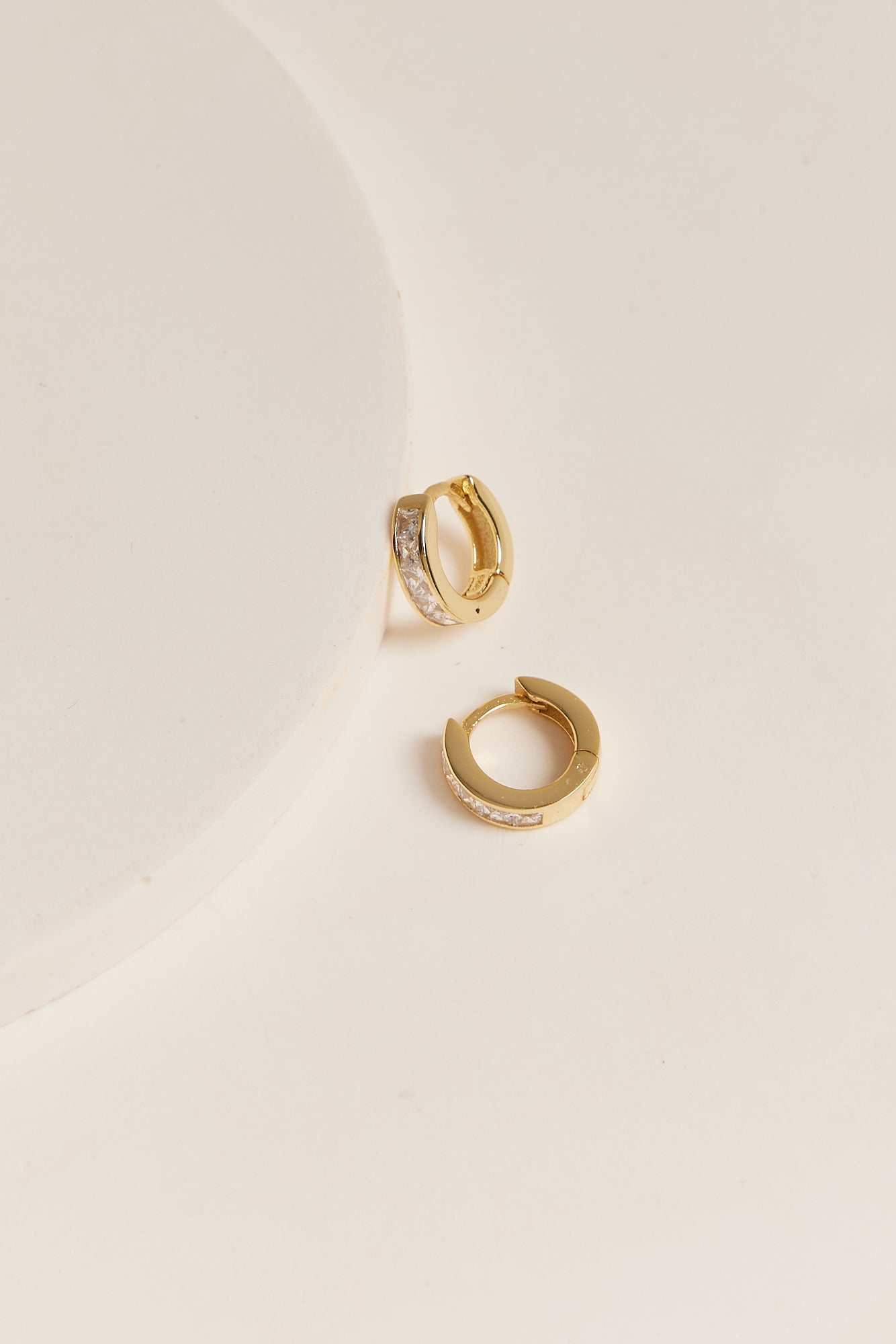 Amy Huggie Earrings Gold